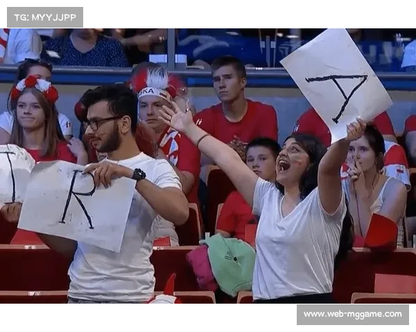 波兰球迷看台突发晕倒 多国队医紧急联手施救化险为夷