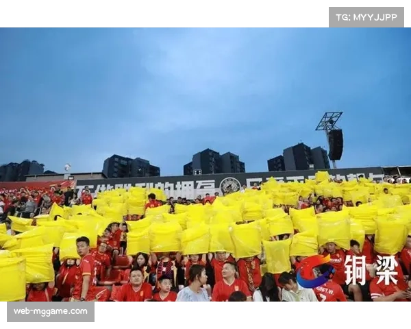 球迷看台拼出巨幅TIFO,致敬俱乐部传奇 球迷看台拼出巨幅TIFO,致敬俱乐部传奇